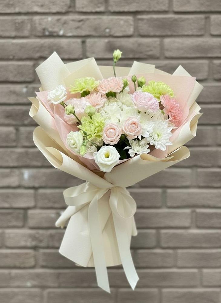 Букет цветов из: Гвоздики, Розы, Лизиантусы и Хризантемы в Барыше