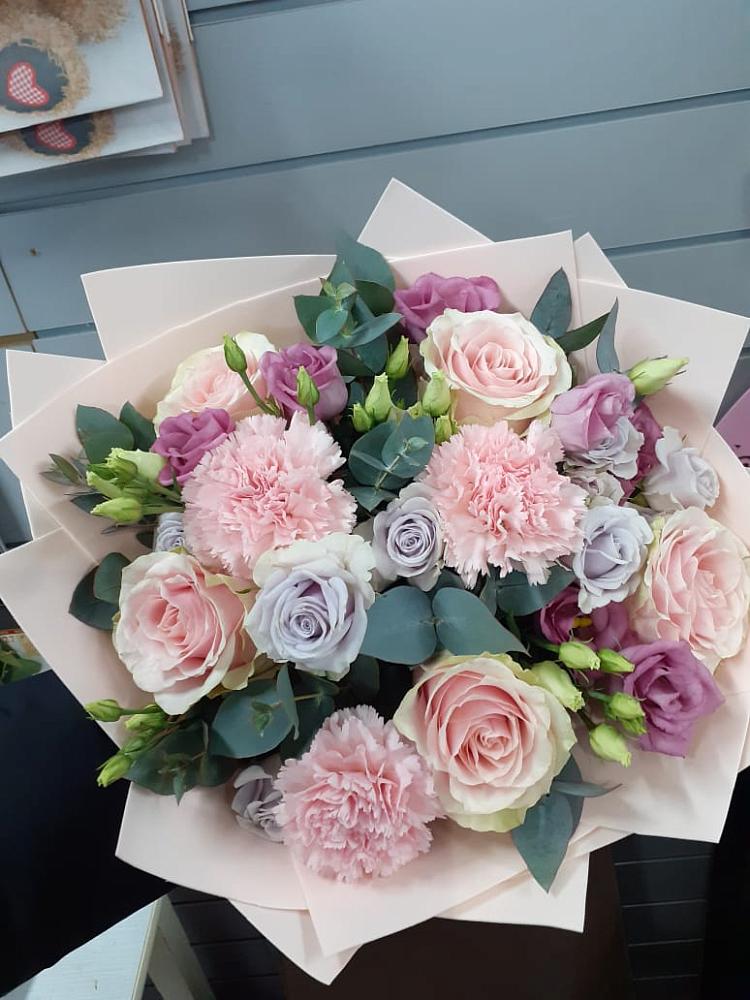 Букет цветов из: Розы, Гвоздики и Лизиантусы в Барыше